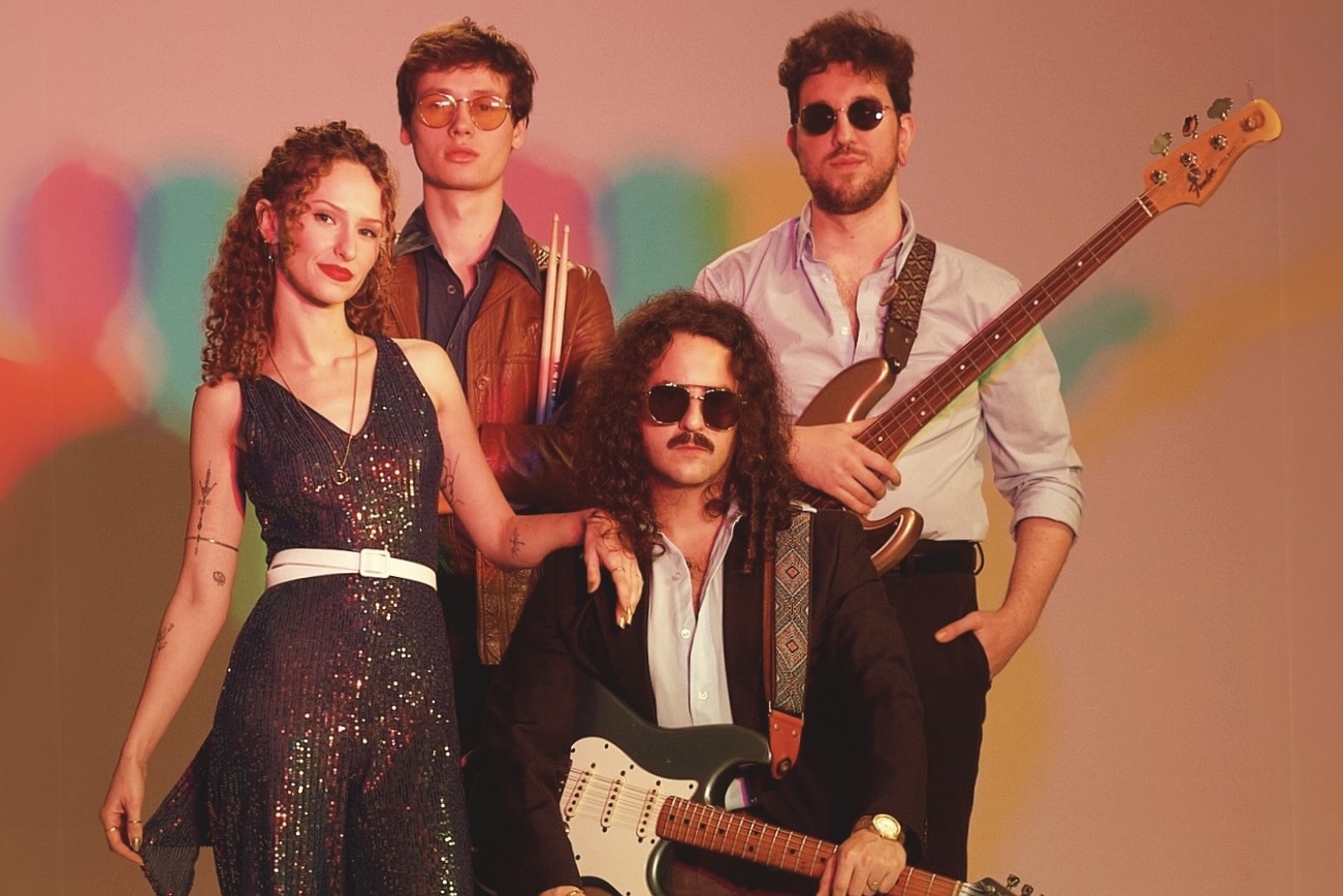 © Luna Soul vier Musiker posieren mit Instrumenten