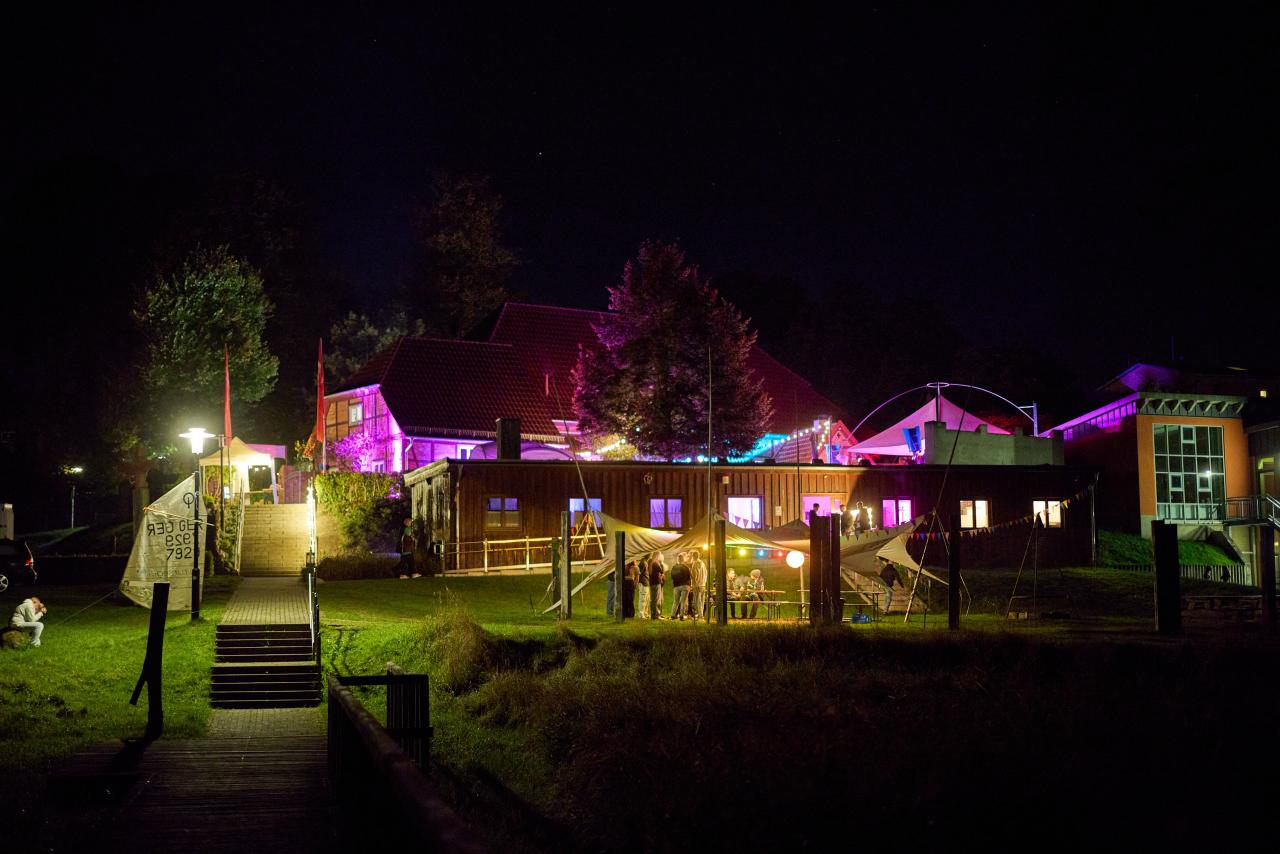 © Oliver Borchert Museumsanlage Gadebusch in der Nacht mit bunten Lichtern erleuchtet