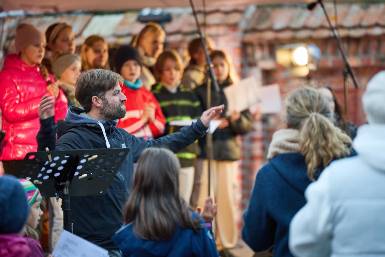 © Oliver Borchert ein Dirigent leitet das Mitmach-Konzert an