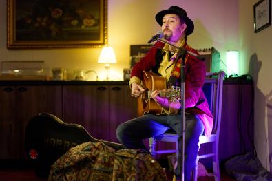© Oliver Borchert Ein Musiker mit Gitarre gibt ein Konzert