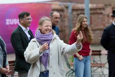 © Oliver Borchert Eine Theaterpädagogin motiviert andere Teilnehmende zum Mitmachen