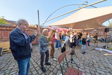 © Oliver Borchert Jung und Alt musizieren gemeinsam auf dem Museumshof
