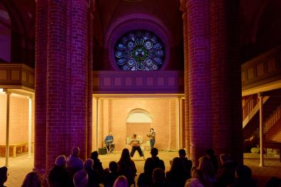 © Oliver Borchert eine Tänzerin und Musiker gestalten eine Performance in der Kirche