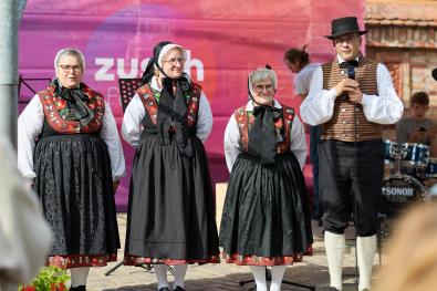 © Oliver Borchert Drei Frauen und ein Mann präsentieren alte Mecklenburger Trachten